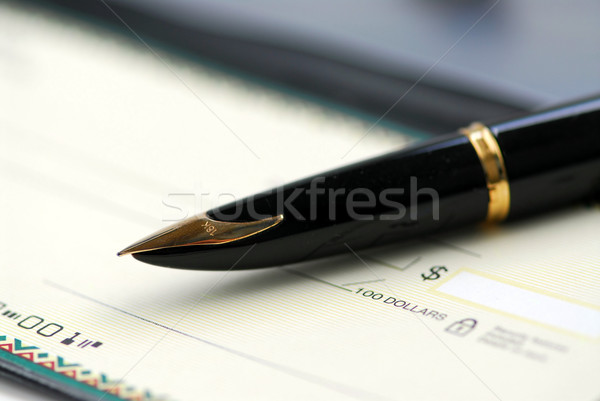 Carnet de cecuri stilou aur stilou verifica afaceri Imagine de stoc © elenaphoto