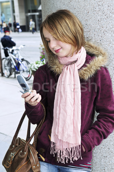 十幾歲的女孩 短信 手機 女孩 春天 孩子 商業照片 © elenaphoto