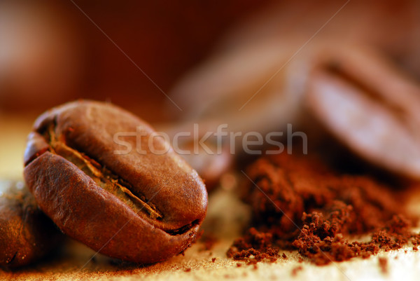 Chicchi di caffè terra caffè macro immagine legno Foto d'archivio © elenaphoto