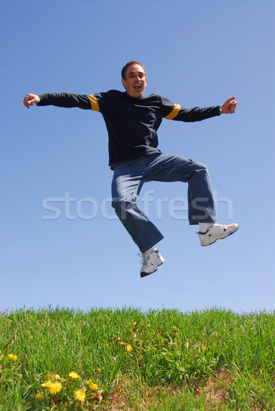 [[stock_photo]]: Homme · Aller · heureux · sautant · joie · herbe