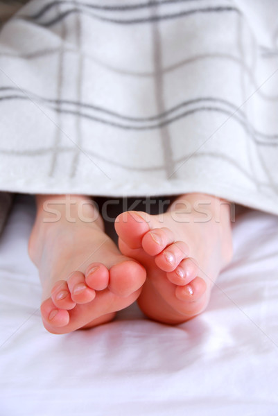Ayaklar dışarı battaniye yatak kız çocuk Stok fotoğraf © elenaphoto