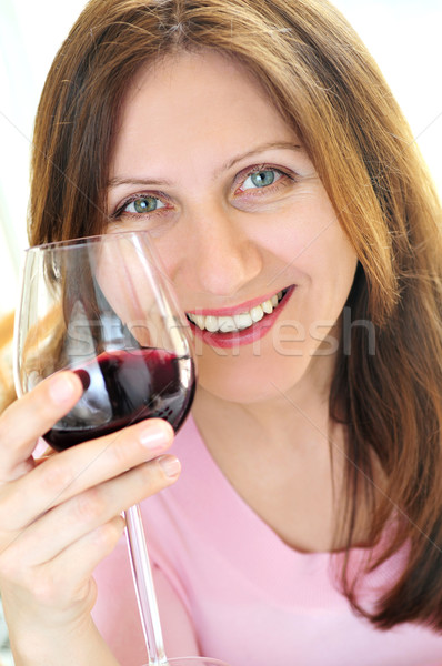 Rijpe vrouw glas rode wijn glimlachend vrouw Stockfoto © elenaphoto
