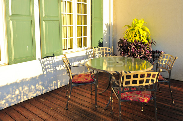 Meble ogrodowe patio krzesła pokład ściany Zdjęcia stock © elenaphoto