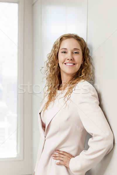 Exitoso mujer de negocios pie pasillo sonriendo feliz Foto stock © elenaphoto