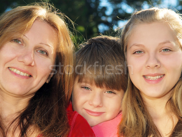 Familienbild Porträt lächelnd Familie Mutter Kinder Stock foto © elenaphoto