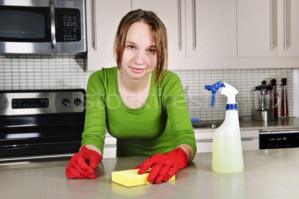 Jonge vrouw schoonmaken keuken rubberen handschoenen huis Stockfoto © elenaphoto