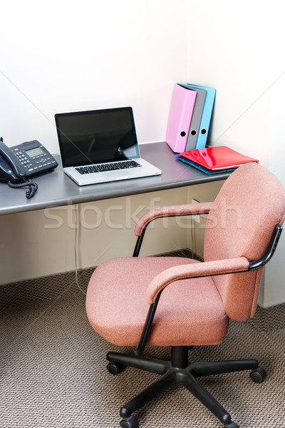 Birou laptop statie de lucru scaun birou Imagine de stoc © elenaphoto