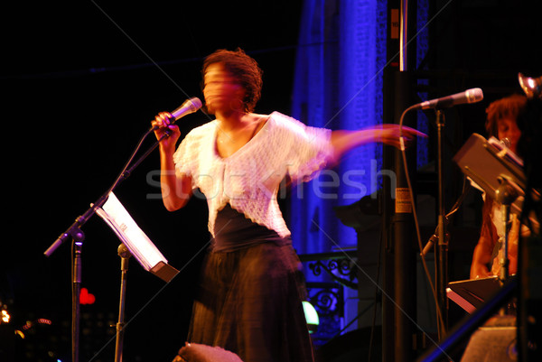 爵士樂 歌手 戶外 階段 圖像 模糊 商業照片 © elenaphoto