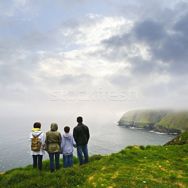Familia ecológico aves terranova mirando acantilado Foto stock © elenaphoto
