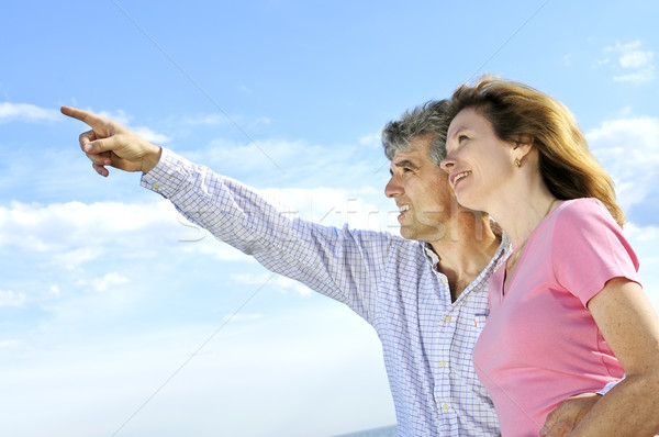 Maduro romántica Pareja bebé mirando cielo Foto stock © elenaphoto