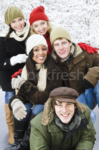 Foto stock: Grupo · amigos · fora · inverno · jovem