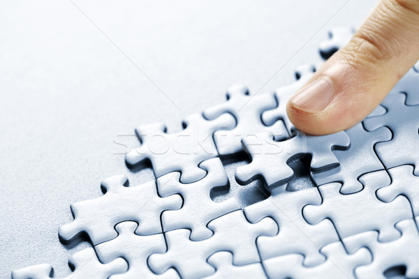 Puzzelstukjes vinger voortvarend vermist puzzel stuk Stockfoto © elenaphoto