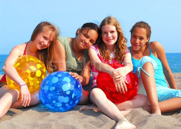 Négy lányok tengerpart portré fiatal színes Stock fotó © elenaphoto