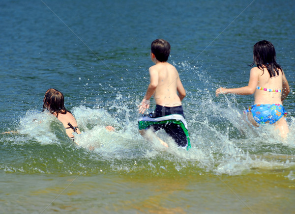 Zdjęcia stock: Dzieci · uruchomiony · wody · grupy · młodych · plaży