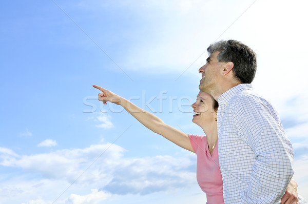 Maduro romántica Pareja bebé mirando cielo Foto stock © elenaphoto