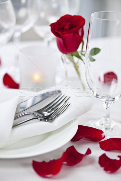 Romantic cină petale de trandafir tabel plăci tacâmuri Imagine de stoc © elenaphoto