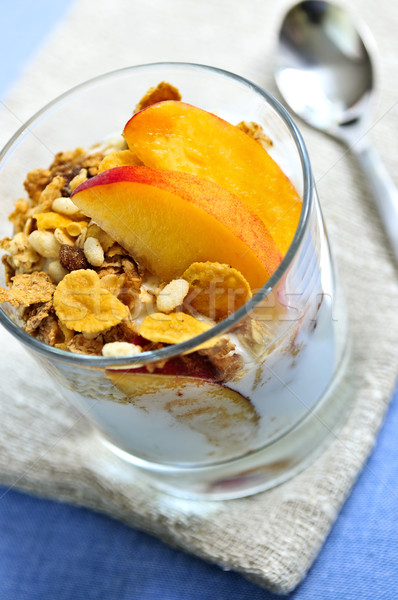 Stok fotoğraf: Yoğurt · granola · taze · şeftali · sağlık