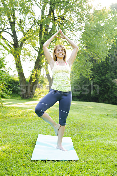 Foto d'archivio: Donna · yoga · albero · posa · femminile · fitness