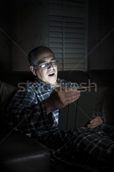 Homme lecture comprimé nuit [[stock_photo]] © elenaphoto