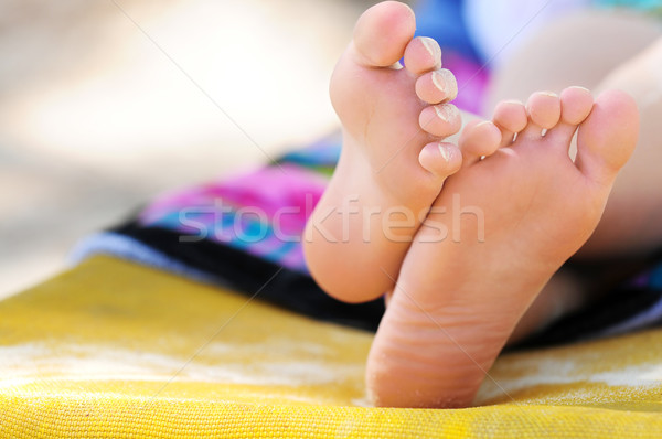 Plaży stóp młoda dziewczyna salon relaks Zdjęcia stock © elenaphoto