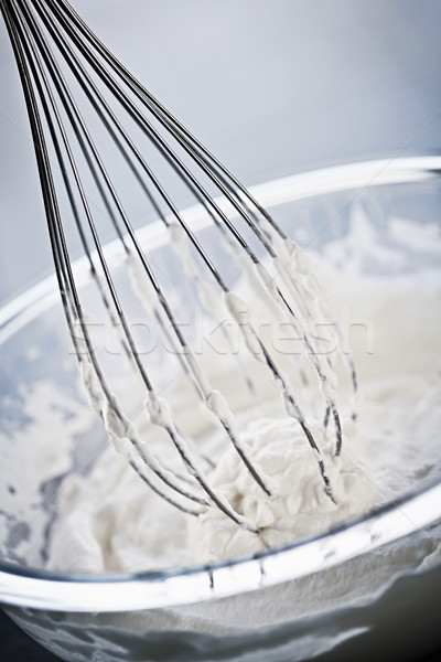Batidor crema batida primer plano metal crema vidrio Foto stock © elenaphoto