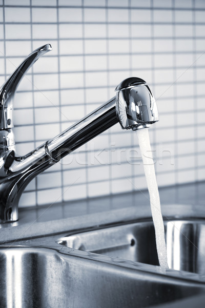 Cuisine robinet acier inoxydable évier courir eau Photo stock © elenaphoto