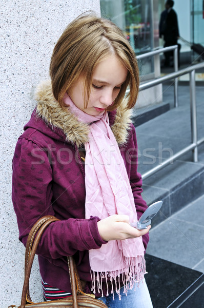 Tinilány sms üzenetküldés mobiltelefon lány tavasz gyermek Stock fotó © elenaphoto