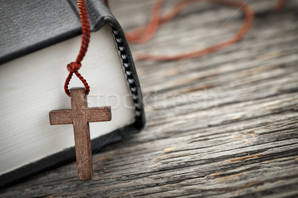 Kereszt Biblia közelkép fából készült keresztény nyaklánc Stock fotó © elenaphoto