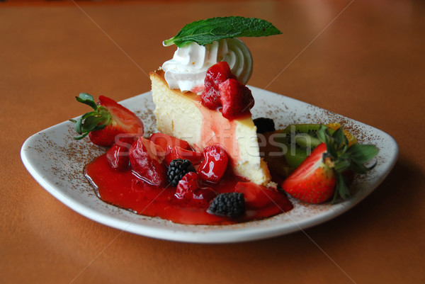 Cheesecake fraîches baies plaque dessert crème Photo stock © elenaphoto