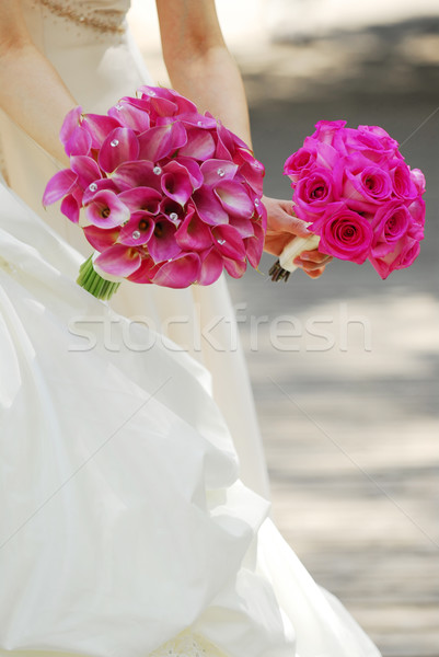 Menyasszony koszorúslány tart rózsaszín virágok nő Stock fotó © elenaphoto