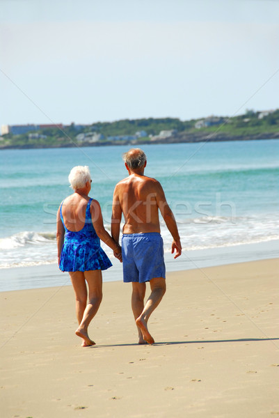 Feliz aposentados casal andar praia Foto stock © elenaphoto