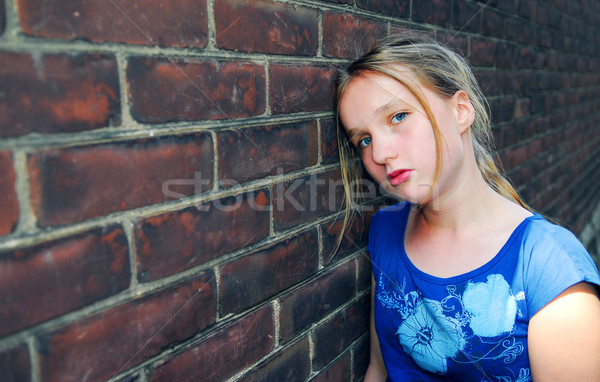 女孩 打亂 年輕的女孩 磚牆 看 牆 商業照片 © elenaphoto
