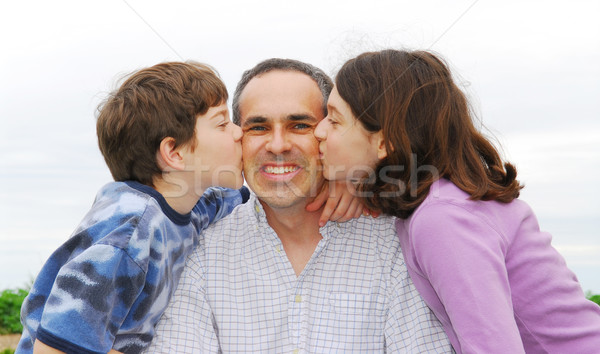Fericit de familie recunoscator copii tată sărut familie Imagine de stoc © elenaphoto