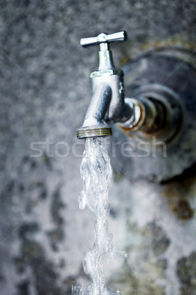 Vízcsap közelkép víz fut szabadtér fal Stock fotó © elenaphoto