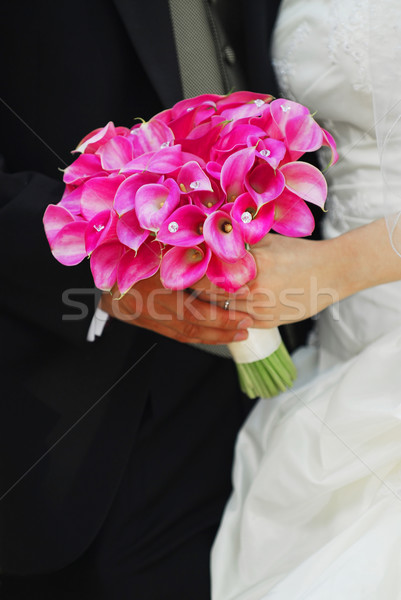 Esküvő pár menyasszony vőlegény kéz a kézben esküvői csokor Stock fotó © elenaphoto