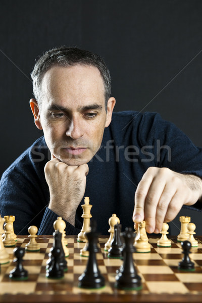 Foto stock: Homem · jogar · xadrez · em · movimento