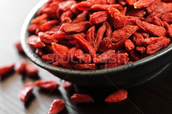 漿果 充分 碗 紅色 乾燥 水果 商業照片 © elenaphoto