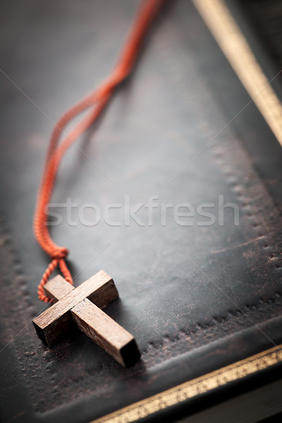 Hristiyan çapraz İncil basit ahşap Stok fotoğraf © elenaphoto