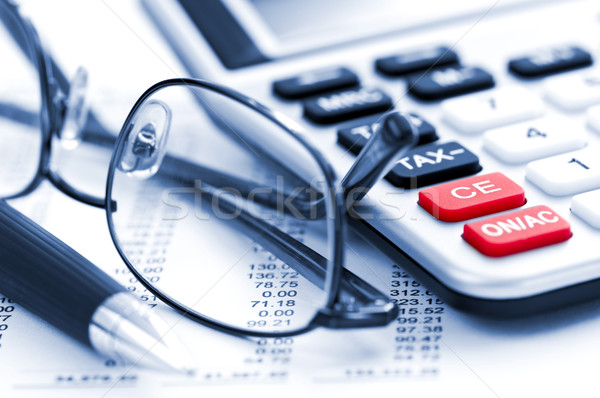 Stockfoto: Belasting · calculator · pen · bril · nummers · inkomen
