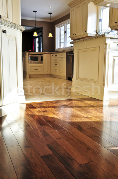 Lemn de esenta tare ţiglă podea rezidential acasă bucătărie Imagine de stoc © elenaphoto