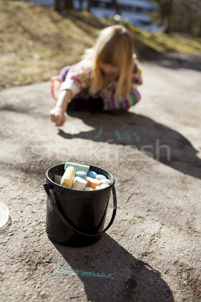 畫 粉筆 可愛 小女孩 戶外活動 孩子 商業照片 © ElinaManninen