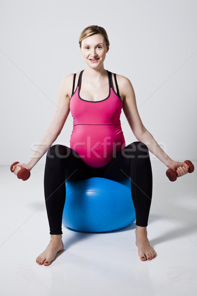 Femme enceinte haltères séance fitness balle [[stock_photo]] © ElinaManninen