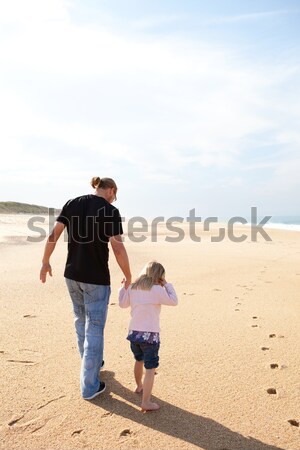 Vader dochter lucht strand jonge Stockfoto © ElinaManninen