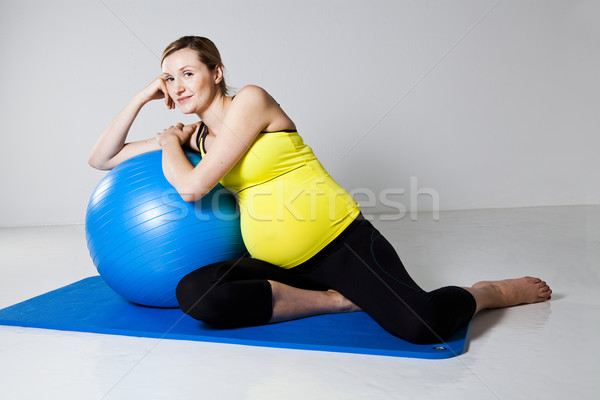 Femme enceinte détente fitness balle séance [[stock_photo]] © ElinaManninen