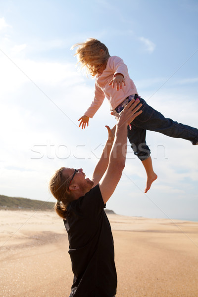 Vader dochter lucht strand jonge Stockfoto © ElinaManninen