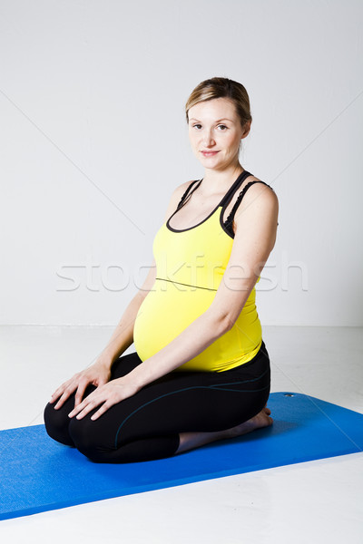 Kniend entspannenden Frau Fitness Mutter Stock foto © ElinaManninen