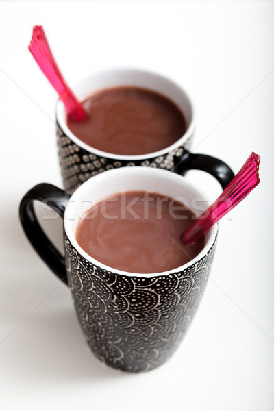 Chocolate caliente primer plano dos rojo plástico cucharas Foto stock © ElinaManninen