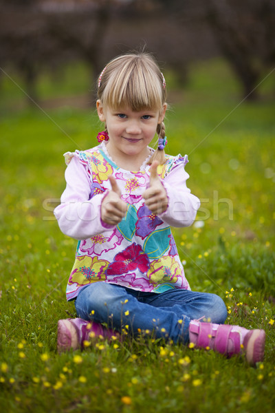 Bambina esterna cute verde campo Foto d'archivio © ElinaManninen