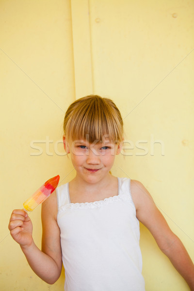 Foto stock: Jovem · sorridente · amarelo