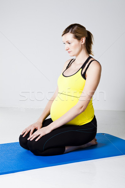 Terhes nő térdel megnyugtató nő fitnessz anya Stock fotó © ElinaManninen